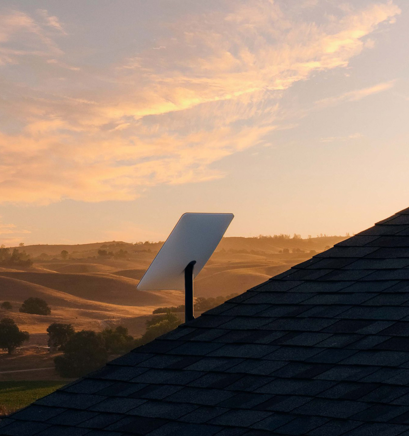 Starlink satelitska antena postavljena na ruralnoj lokaciji